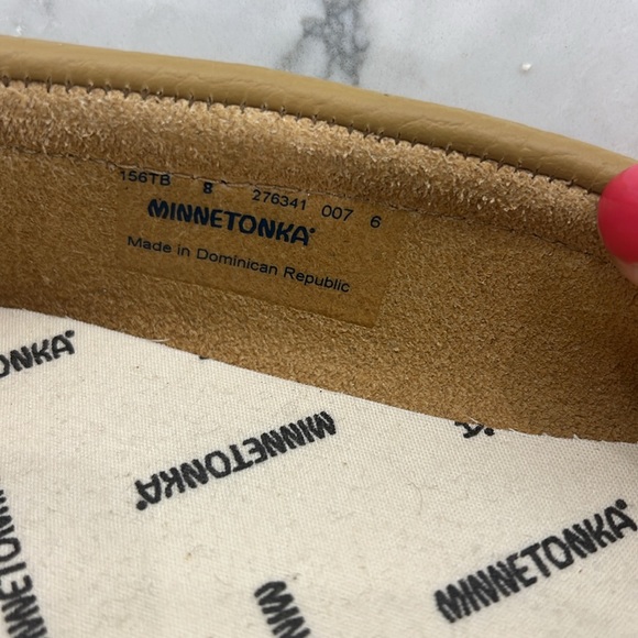 Minnetonka Size 8 Tan Moccasins with Bow Detail - Picture 3 of 3